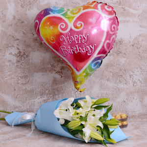 Schillernder Tag: Zwei Lilien, Folienballon und eine Schachtel Pralinen