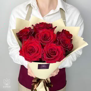 Mono-bouquet of 7 red roses in white